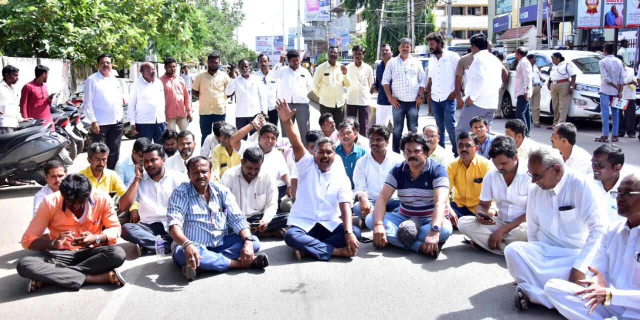 ಸಿಪಿಐ ಶ್ರೀಮಂತ ಇಲ್ಲಾಳ ಮೇಲೆ ಹಲ್ಲೆ; ಕುರುಬ ಸಂಘದಿಂದ ಭಾರೀ ಪ್ರತಿಭಟನೆ