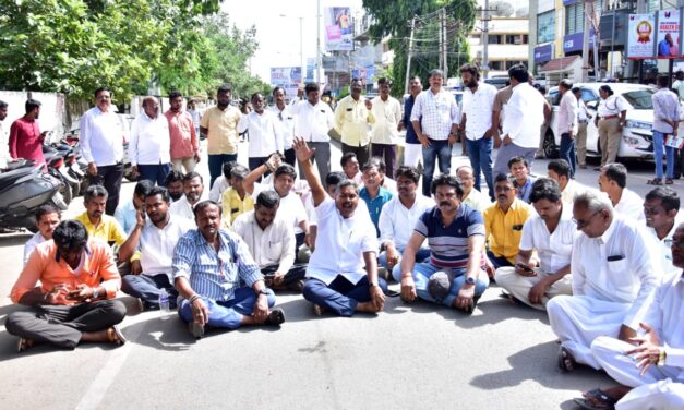 ಸಿಪಿಐ ಶ್ರೀಮಂತ ಇಲ್ಲಾಳ ಮೇಲೆ ಹಲ್ಲೆ; ಕುರುಬ ಸಂಘದಿಂದ ಭಾರೀ ಪ್ರತಿಭಟನೆ