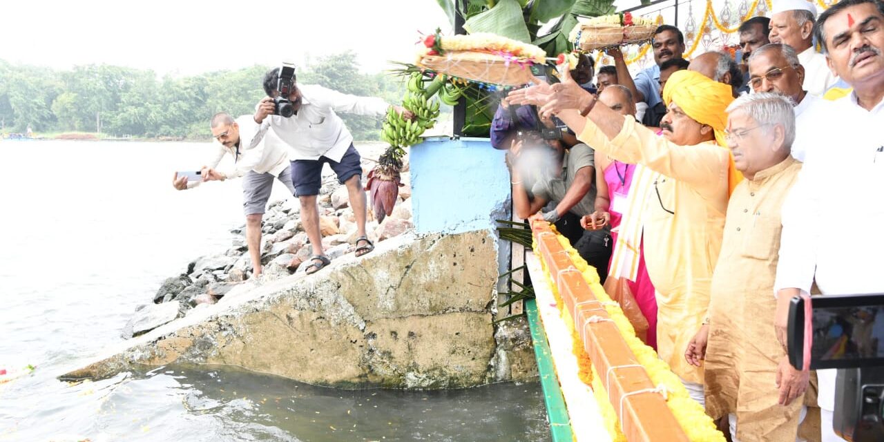 ಕೃಷ್ಣೆಯ ಜಲಧಿಗೆ ಸಿಎಂ ಬೊಮ್ಮಾಯಿ ಬಾಗಿನ ಅರ್ಪಣೆ