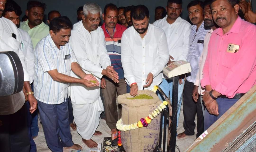 ಧಾರವಾಡದಲ್ಲಿ ಬೆಂಬಲ ಬೆಲೆ ಯೋಜನೆಯಡಿ ಹೆಸರು, ಉದ್ದಿನಕಾಳು ಖರೀದಿ ಕೇಂದ್ರ ಆರಂಭ