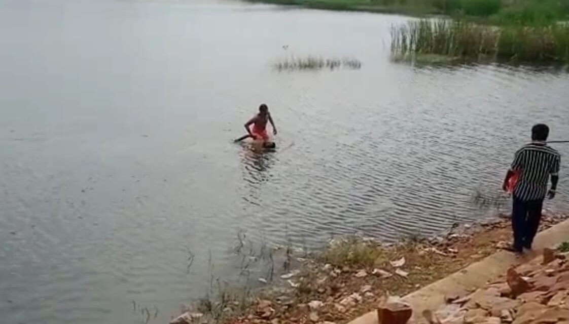 ಕುಡಿದ ಮತ್ತಿನಲ್ಲಿ ಮೊಸಳೆ ಹಿಡಿಯಲು ಕೆರೆಗೆ ಇಳಿದ ಭೂಪ