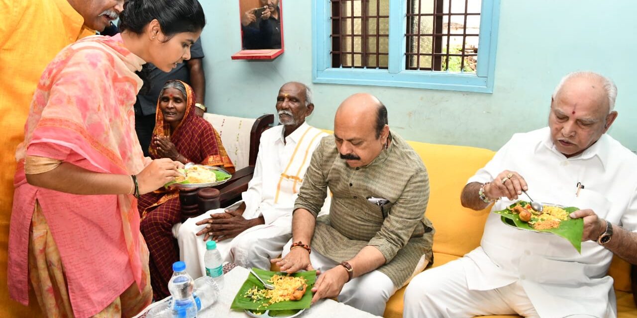 ದಲಿತರ ಮನೆಯಲ್ಲಿ ಉಪಹಾರ ಸೇವಿಸಿದ ಸಿಎಂ, ಮಾಜಿ ಸಿಎಂ