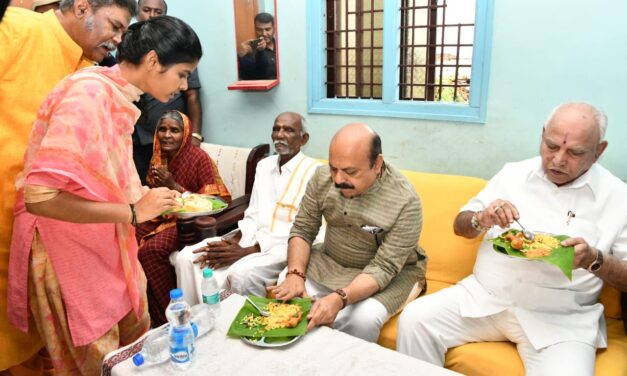 ದಲಿತರ ಮನೆಯಲ್ಲಿ ಉಪಹಾರ ಸೇವಿಸಿದ ಸಿಎಂ, ಮಾಜಿ ಸಿಎಂ