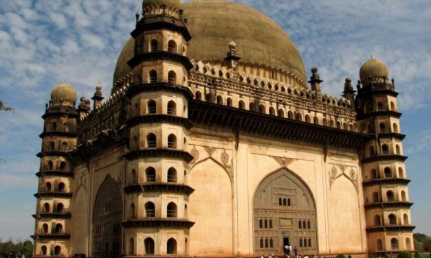 ವಿಜಯಪುರದಲ್ಲಿ ಗೋಳಗುಮ್ಮಟದಿಂದ‌  ಜಿಗಿದು ಆತ್ಮಹತ್ಯೆಗೆ ಶರಣಾದ‌ ವ್ಯಕ್ತಿ