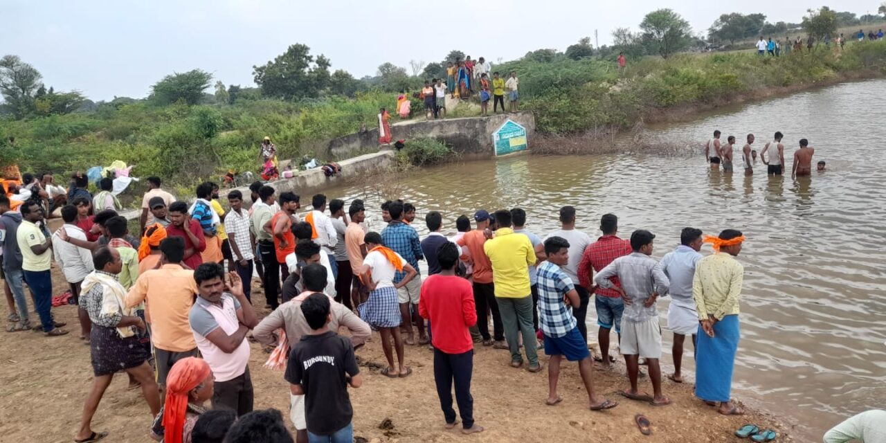 ಹೊಂಡದಲ್ಲಿ ಮುಳುಗುತ್ತಿದ್ದ ತಮ್ಮನನ್ನು ರಕ್ಷಿಸಲು ಹೋದ ಮೂವರು ಅಕ್ಕಂದಿರೂ ನೀರು ಪಾಲು