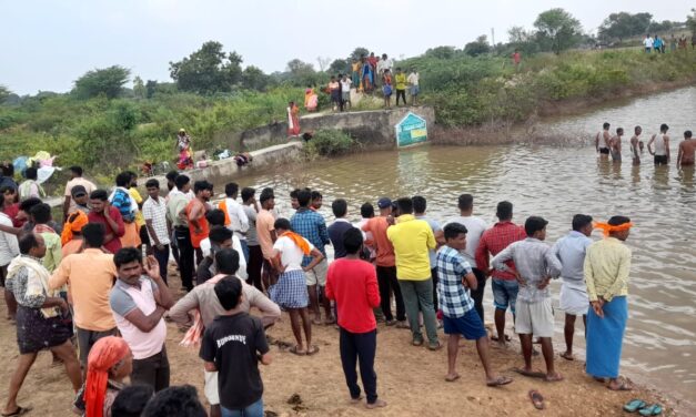 ಹೊಂಡದಲ್ಲಿ ಮುಳುಗುತ್ತಿದ್ದ ತಮ್ಮನನ್ನು ರಕ್ಷಿಸಲು ಹೋದ ಮೂವರು ಅಕ್ಕಂದಿರೂ ನೀರು ಪಾಲು