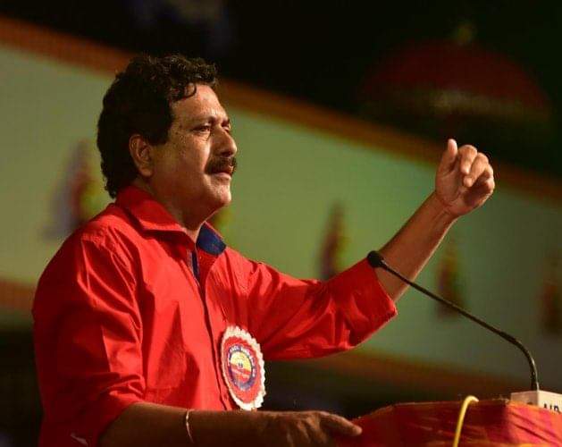 ಭತ್ತದ ಹೊರೆ ಇಳಿಸಿ ಕೈ ಹಿಡಿಯಲಿರುವ ದತ್ತ