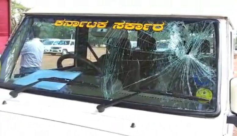 ಸಂಧಾನ ಸಭೆ ಬೆನ್ನಲ್ಲೆ  ಬಾಲ ಬಿಚ್ಚಿದ MES; ಸರ್ಕಾರಿ ವಾಹನಕ್ಕೆ ಕಲ್ಲೆಸೆದ ಪುಂಡರು