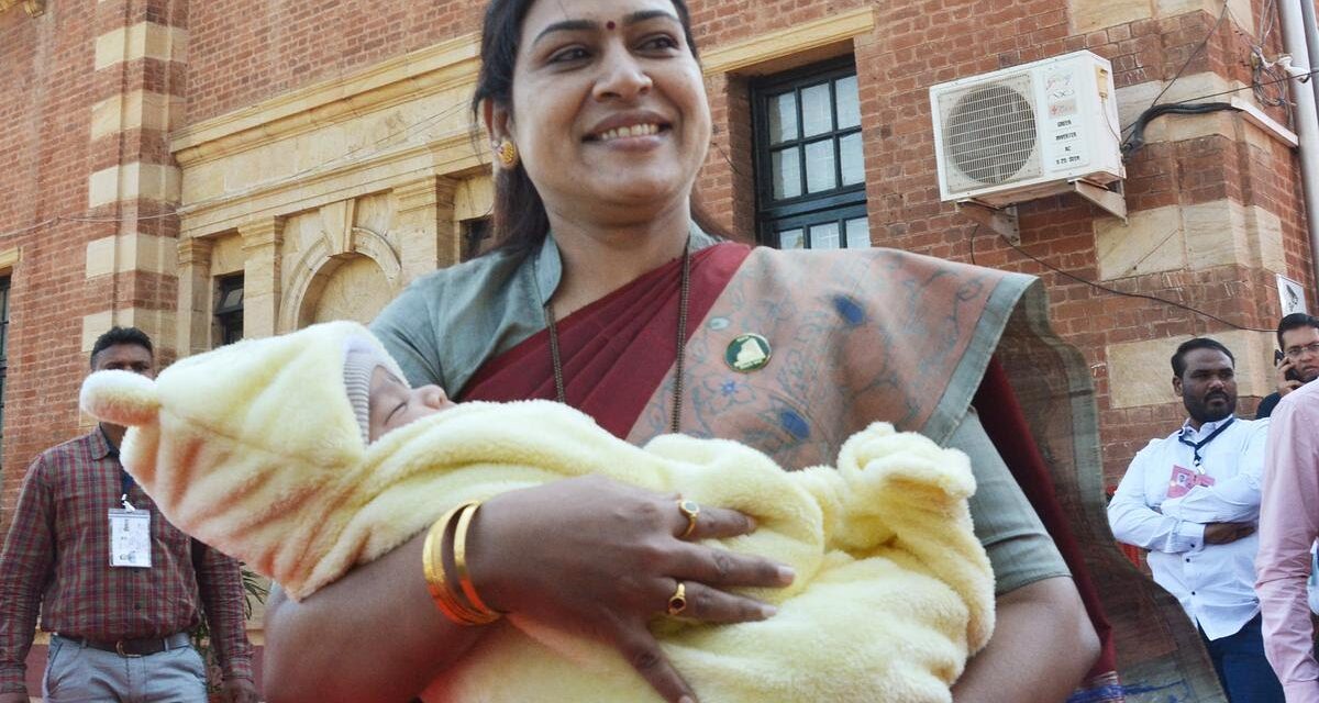 ಹಸುಗೂಸಿನೊಂದಿಗೆ ವಿಧಾನಸಭೆ ಆಗಮಿಸಿದ ಮಹಾರಾಷ್ಟ್ರ ಶಾಸಕಿ