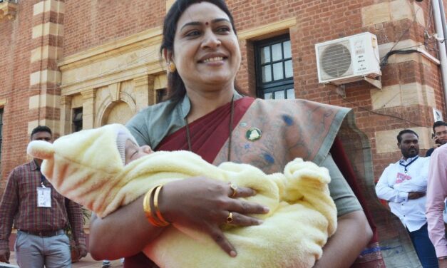 ಹಸುಗೂಸಿನೊಂದಿಗೆ ವಿಧಾನಸಭೆ ಆಗಮಿಸಿದ ಮಹಾರಾಷ್ಟ್ರ ಶಾಸಕಿ