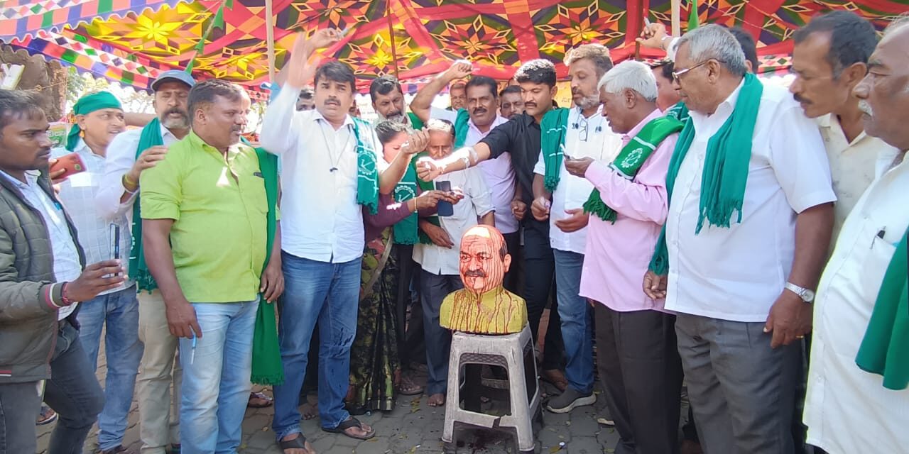 ಸಿಎಂ ಬಸವರಾಜ ಬೊಮ್ಮಾಯಿ ಪ್ರತಿಮೆಗೆ ರಕ್ತಾಭಿಷೇಕ!; ಮಂಡ್ಯ ರೈತರಿಂದ ವಿನೂತನ ಪ್ರತಿಭಟನೆ