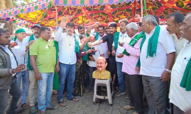 ಸಿಎಂ ಬಸವರಾಜ ಬೊಮ್ಮಾಯಿ ಪ್ರತಿಮೆಗೆ ರಕ್ತಾಭಿಷೇಕ!; ಮಂಡ್ಯ ರೈತರಿಂದ ವಿನೂತನ ಪ್ರತಿಭಟನೆ