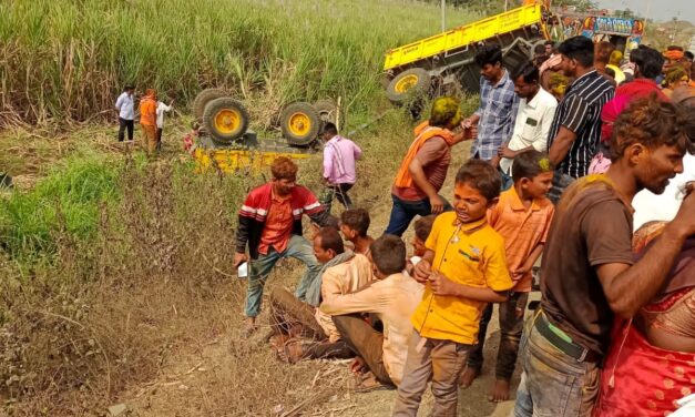 ಸವದತ್ತಿ ಭಕ್ತರ ಟ್ರ್ಯಾಕ್ಟರ್ ಪಲ್ಟಿ ಇಬ್ಬರ ದುರ್ಮರಣ