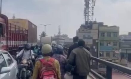 ಬೆಂಗಳೂರಿನಲ್ಲಿ ದುಡ್ಡಿನ ಮಳೆ: ಹಣ ಆಯ್ದುಕೊಳ್ಳಲು ಮುಗಿಬಿದ್ದ ಜನ