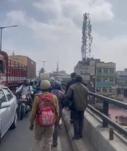 ಬೆಂಗಳೂರಿನಲ್ಲಿ ದುಡ್ಡಿನ ಮಳೆ: ಹಣ ಆಯ್ದುಕೊಳ್ಳಲು ಮುಗಿಬಿದ್ದ ಜನ