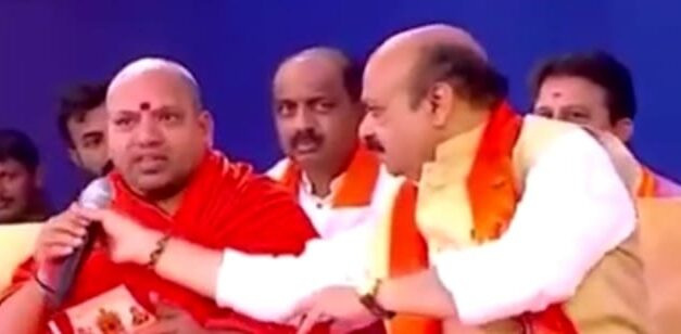 ಕಾಗಿನೆಲೆ ಶ್ರೀಗಳಿಂದ ಮೈಕ್ ಕಿತ್ತುಕೊಂಡು ಸಿಎಂ ಬೊಮ್ಮಾಯಿ