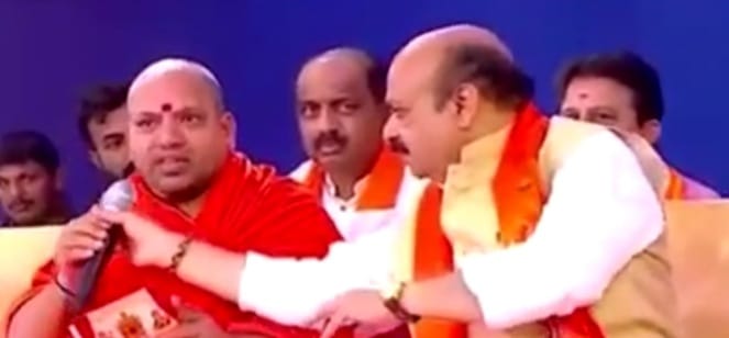 ಕಾಗಿನೆಲೆ ಶ್ರೀಗಳಿಂದ ಮೈಕ್ ಕಿತ್ತುಕೊಂಡು ಸಿಎಂ ಬೊಮ್ಮಾಯಿ