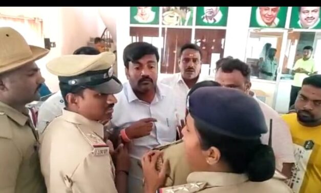 ಕುರ್ಚಿಗಾಗಿ ಬಿಜೆಪಿ ಹಾಗೂ ಜೆಡಿಎಸ್ ಕಾರ್ಯಕರ್ತರ ಮಧ್ಯೆ ವಾಗ್ವಾದ