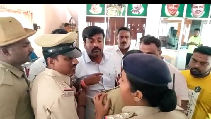 ಕುರ್ಚಿಗಾಗಿ ಬಿಜೆಪಿ ಹಾಗೂ ಜೆಡಿಎಸ್ ಕಾರ್ಯಕರ್ತರ ಮಧ್ಯೆ ವಾಗ್ವಾದ