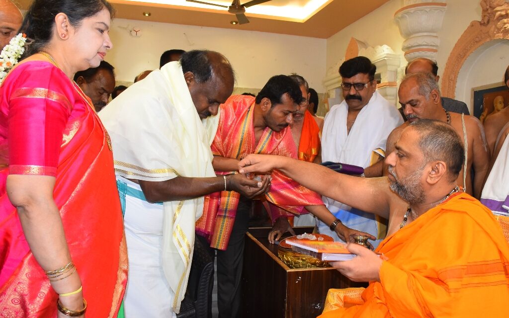 ಮಂತ್ರಾಲಯದಲ್ಲಿ ರಾಯರ ದರ್ಶನ ಪಡೆದ ಎಚ್ಡಿಕೆ ದಂಪತಿ