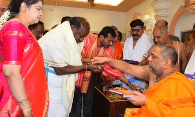 ಮಂತ್ರಾಲಯದಲ್ಲಿ ರಾಯರ ದರ್ಶನ ಪಡೆದ ಎಚ್ಡಿಕೆ ದಂಪತಿ