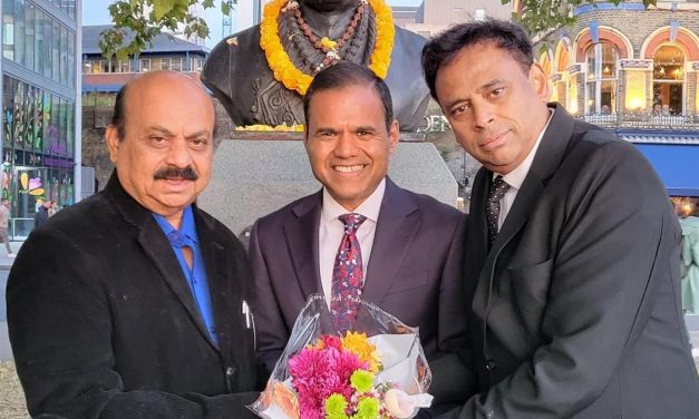 ಲಂಡನ್ನಲ್ಲಿರುವ ಬಸವೇಶ್ವರ ಮೂರ್ತಿಗೆ ನಮನ ಸಲ್ಲಿಸಿದ ಕರ್ನಾಟಕದ ಮಾಜಿ ಸಿಎಂ