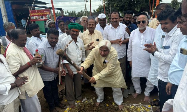 ನಾಗಾವಿ ಕ್ರಾಸ್ ನಿಂದ ಮುಳಗುಂದ ಪಟ್ಟಣದವರೆಗಿನ ರಸ್ತೆ ಅಭಿವೃದ್ಧಿ ಕಾಮಗಾರಿಗೆ ಭೂಮಿ ಪೂಜೆ