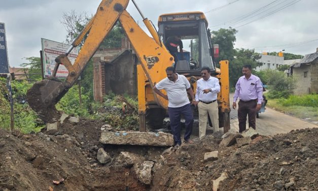 ಮಳೆ ನೀರು ನುಗ್ಗಿದ ಮನೆಗಳಿಗೆ ಪೌರಾಯುಕ್ತರಿಂದ ಭೇಟಿ