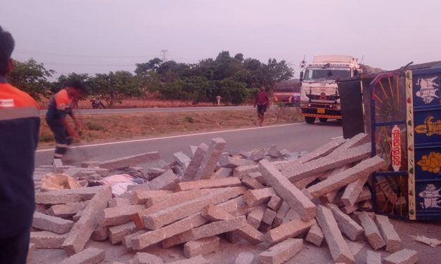 ಬಣವಿಕಲ್ಲು ಬಳಿ ಟ್ರ್ಯಾಕ್ಟರ್ ಪಲ್ಟಿ: ಒಬ್ಬ ಸಾವು, ಇಬ್ಬರು ಗಂಭೀರ