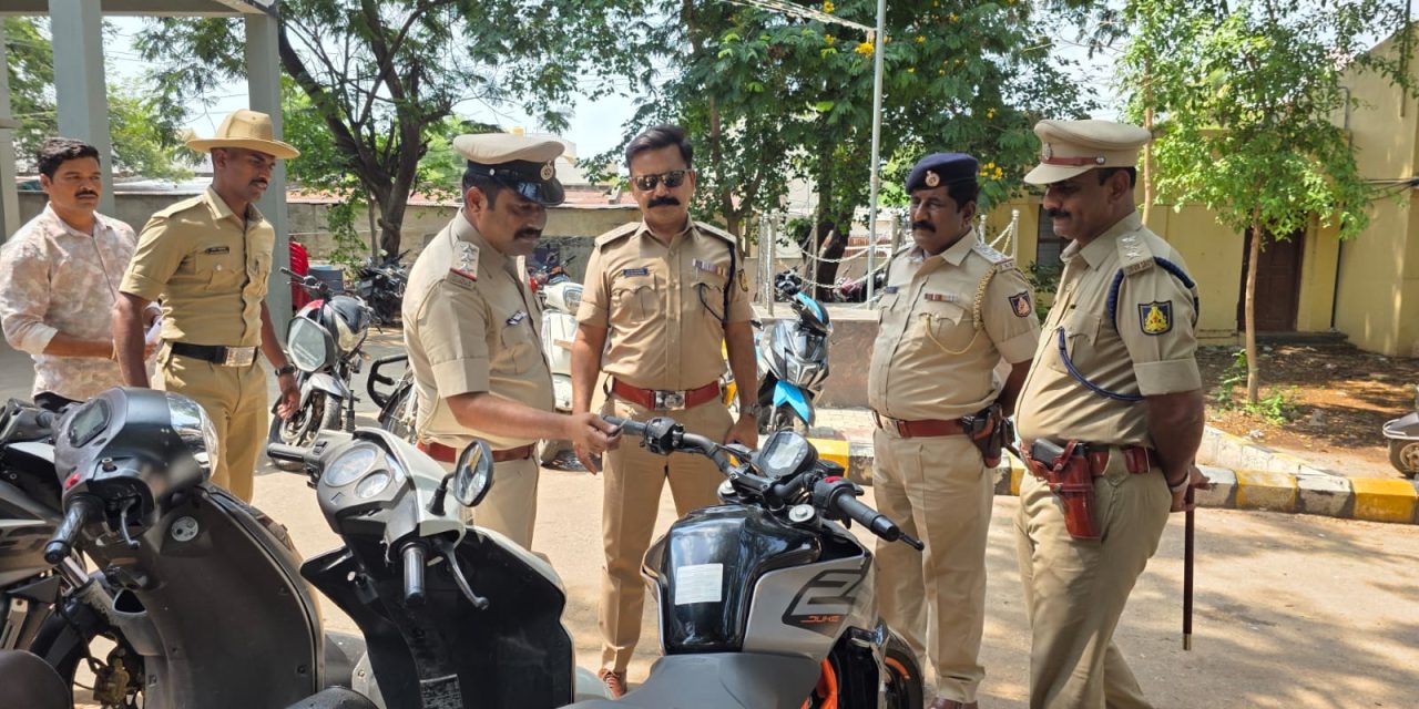 ಗದಗದಲ್ಲಿ ಅಂತರ್ ಜಿಲ್ಲಾ ಮೋಟಾರ್ ಸೈಕಲ್ ಕಳ್ಳ ಬಂಧನ; 15 ಲಕ್ಷ ರೂ. ಮೌಲ್ಯದ ಬೈಕ್ ಜಪ್ತಿ