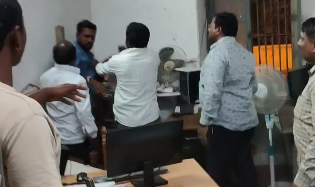 ಗದಗ ತಹಶೀಲ್ದಾರ್ ಕಚೇರಿಯಲ್ಲಿ ಯುವಕನ ಮೇಲೆ ಹಲ್ಲೆ: ಉಪ ತಹಶೀಲ್ದಾರ್ ಮತ್ತು ಸಹಚರರ ದುಷ್ಕೃತ್ಯ ವಿಡಿಯೋದಲ್ಲಿ ಸೆರೆ!